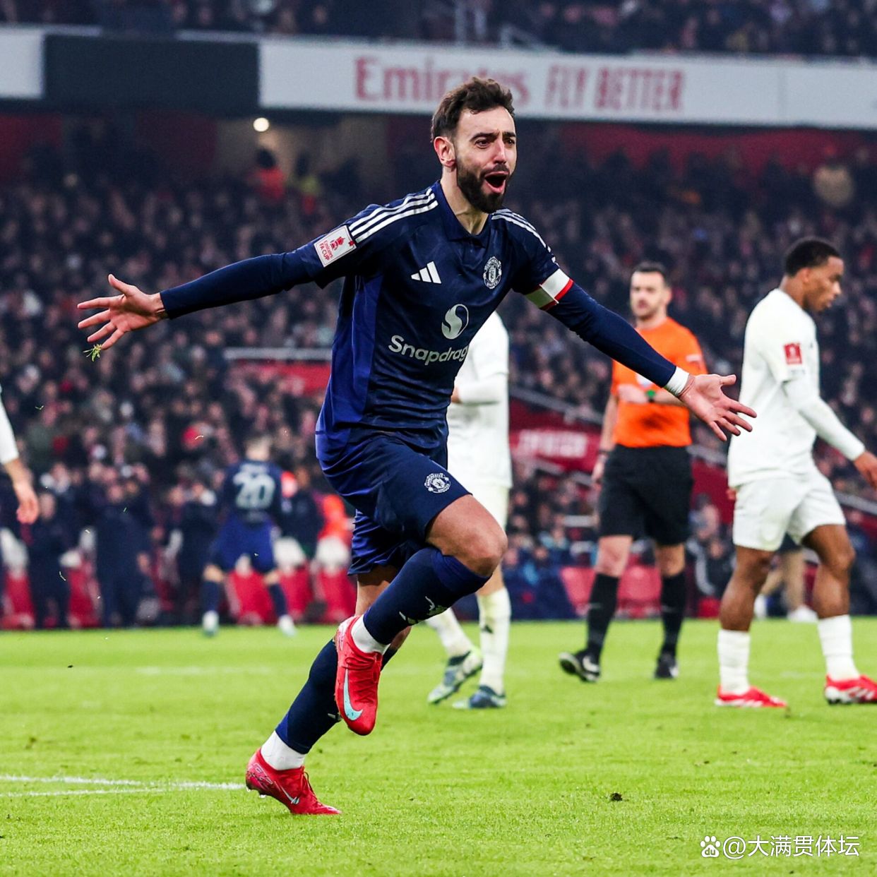 出色防守引爆全场！，Rookie意外战胜曼联赛场气氛高涨
