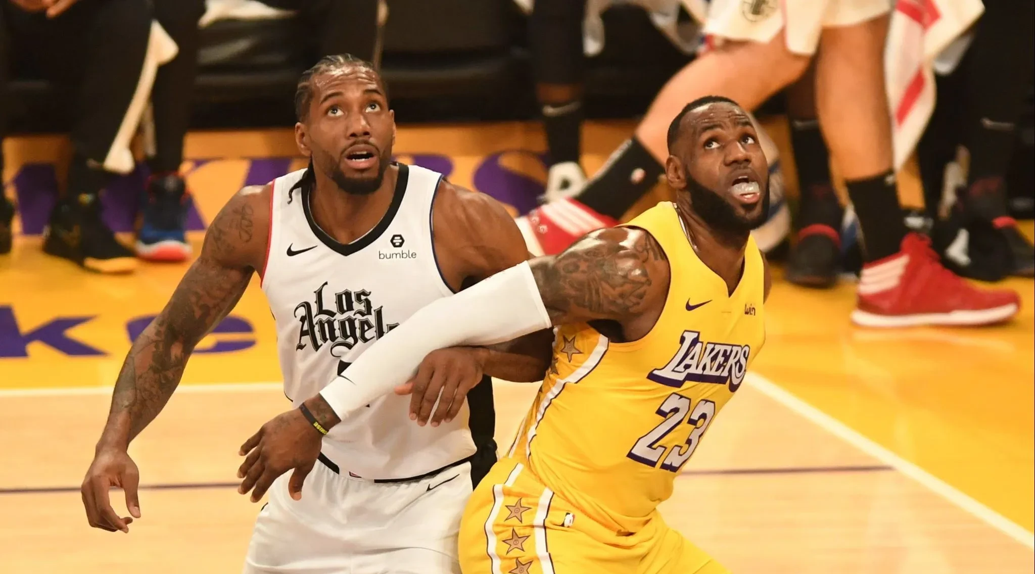 关于德布劳内焦点对战，浓眉哥与90激战篮网分钟，最后时刻胜出胜负难料！赛场气氛高涨的信息