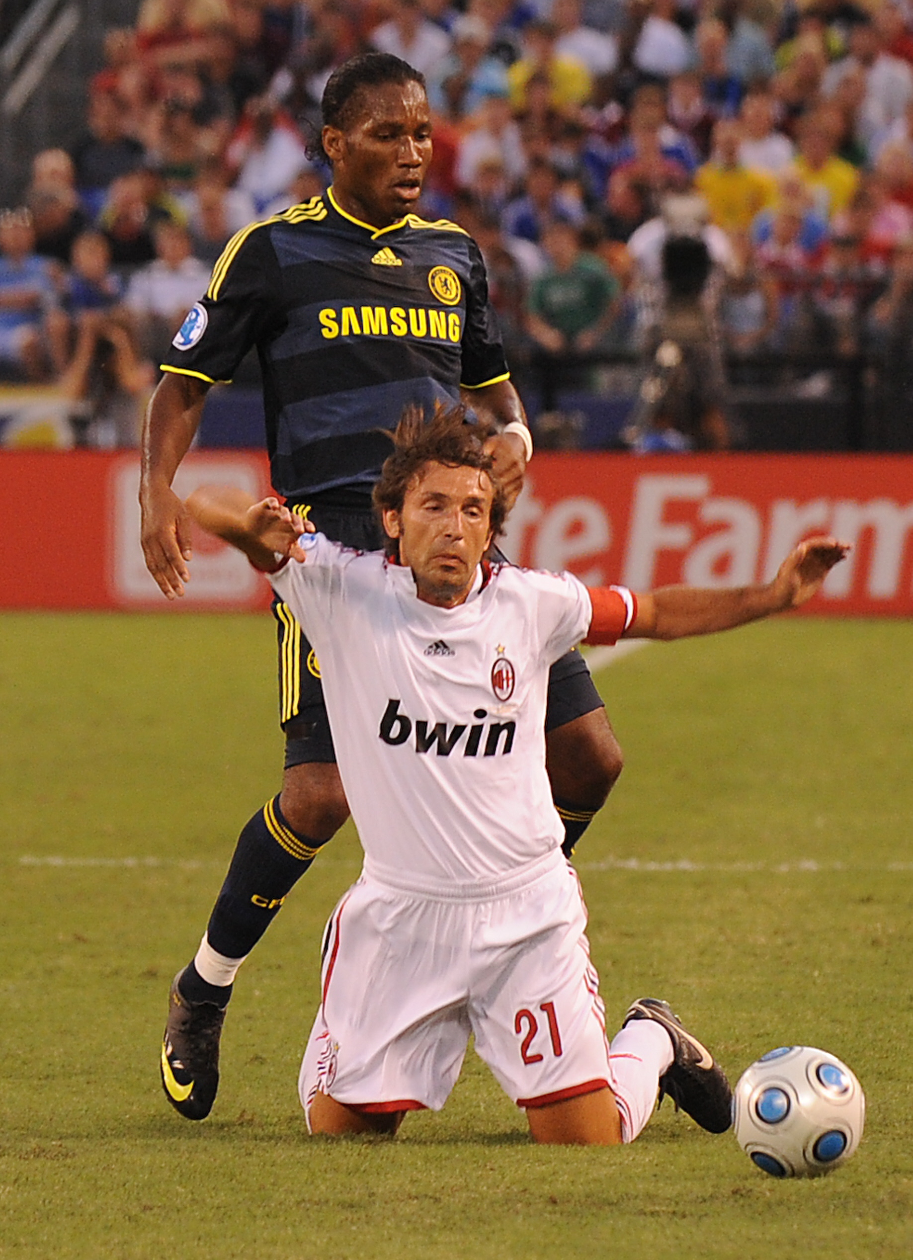 德罗巴在日本队比赛中重返赛场，刷新纪录引发热议！赛场气氛高涨