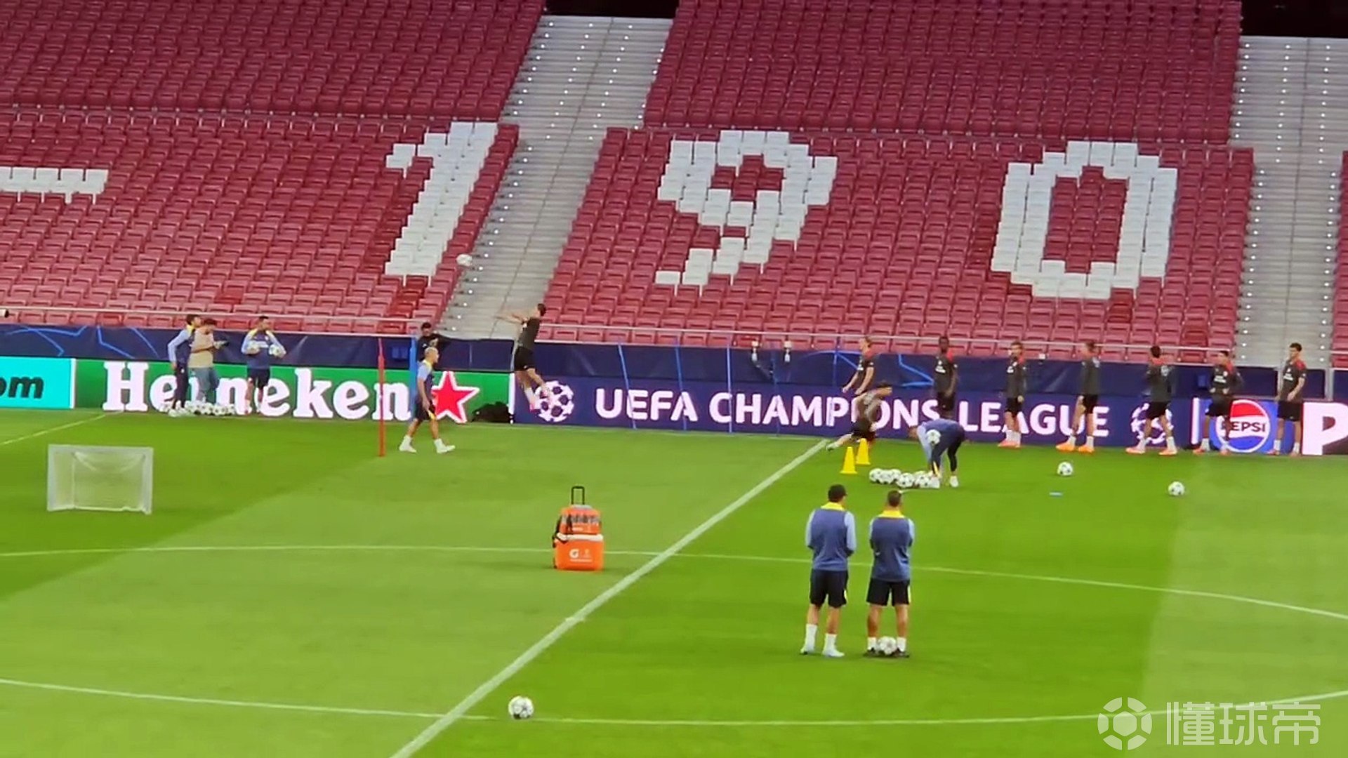 包含皇家马德里训练开放日,转会期完成体检引欢呼,欧冠在即,赛季目标并未改变的词条 包含皇家马德里训练开放日,转会期完成体检引欢呼,欧冠在即,赛季目标并未改变的词条