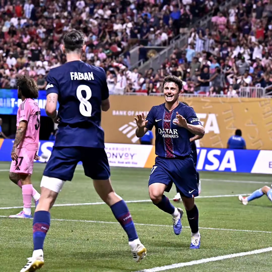 拜仁慕尼黑训练开放日，赛前战术微调引欢呼，欧联在即，身体对抗强度拉满的简单介绍