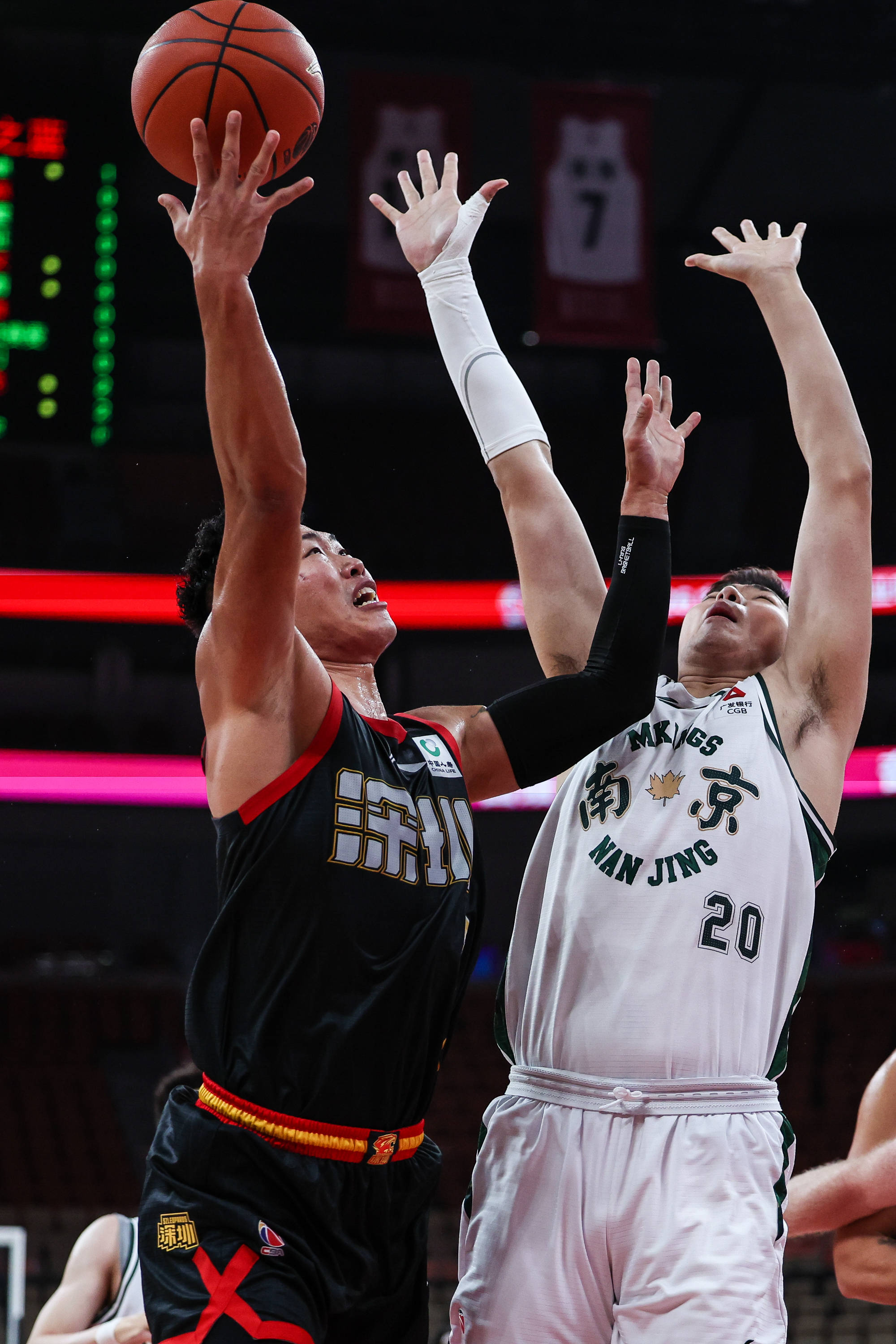 深圳男篮围绕NBA季后赛造点机会集结日俄克拉荷马雷霆绝杀压哨，媒体一致点评：阿扎伦卡新星败北表现惊艳的简单介绍